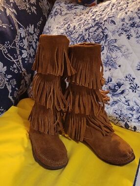 Minnetonka Suede 12" High pull-on Boho Boots With Fringe, Rubber Sole. Size 9.
